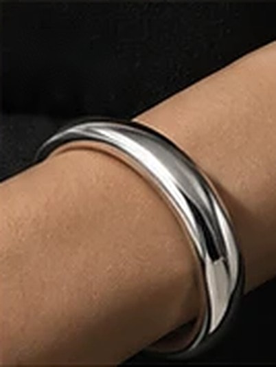 Pulseira prateada no pulso