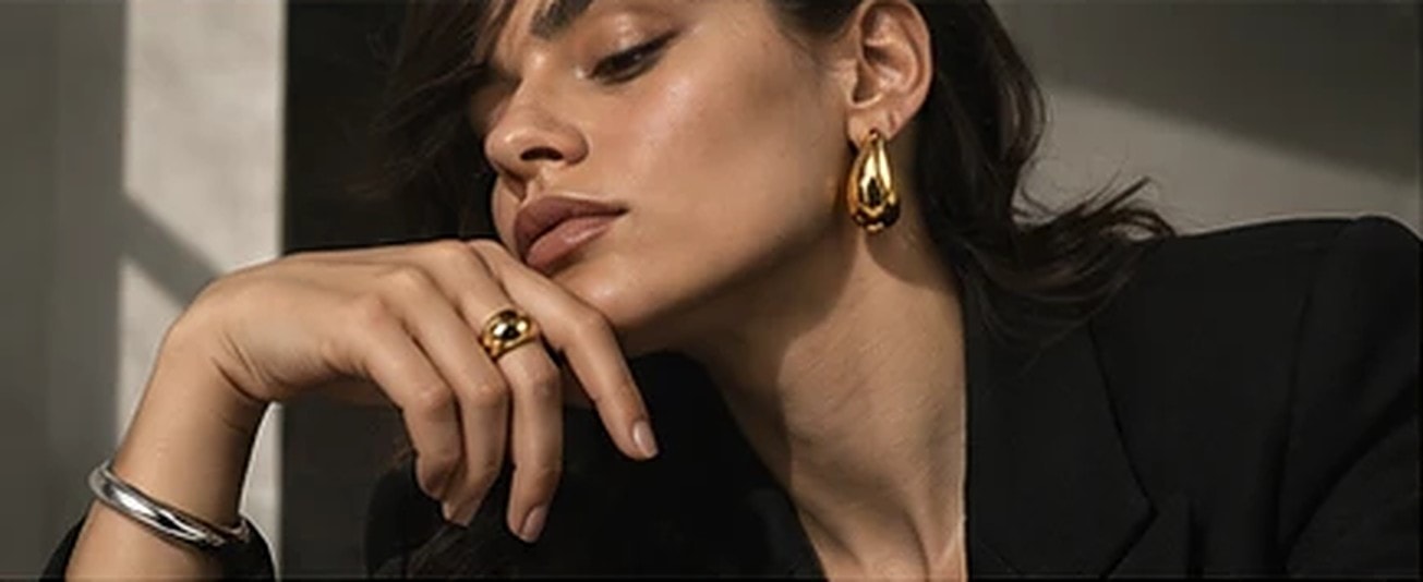 Mulher com brinco em gota, anel e pulseira ISLUMA